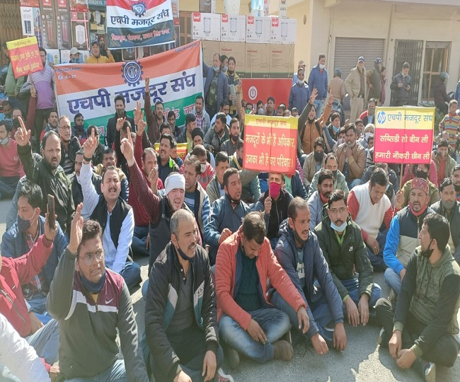 रुद्रपुर स्थित एचपी कंपनी के बर्खास्त कर्मचारियों ने शहर में निकाली रैली:-जाने पूरी खबर|
