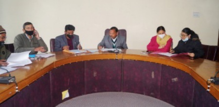 अनुसुचित जाति आयोग के उपाध्यक्ष ने ली अधिकारियों की बैठक। आचार संहिता से पहले निर्माण कार्यों पूरा करने के दिए निर्देश