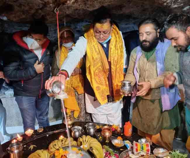 मुख्यमंत्री धामी ने टपकेश्वर महादेव मंदिर में जलाभिषेक कर पूजा-अर्चना की