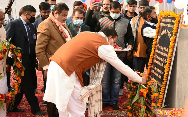 राजमार्ग मंत्री नितिन गडकरी एवं मुख्यमंत्री धामी ने खटीमा पहुँच शहीद हुए आंदोलनकारियों की प्रतिमा पर पुष्पांजलि अर्पित किये