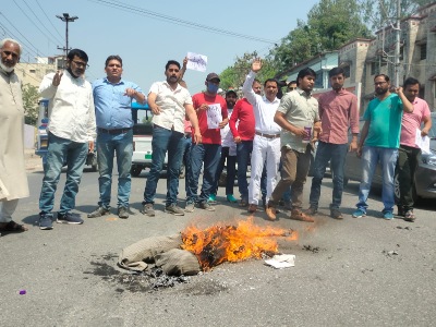 स्वास्थ्य सचिव पंकज पांडे का पुतला फूंका, एक सप्ताह के अंदर सस्पेंड करने की मांग