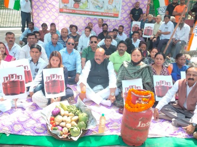 कांग्रेसियों का बढ़ती महंगाई के खिलाफ धरना प्रदर्शन, भाजपा सरकार को घेरा