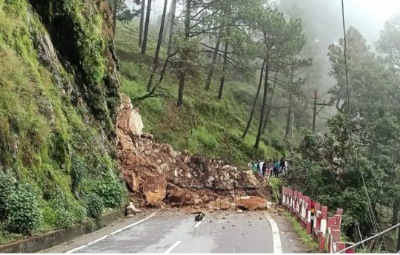 भवाली नैनीताल मार्ग पर पूरा पहाड़ टूट कर सड़क पर गिरा (देखें वीडियो)