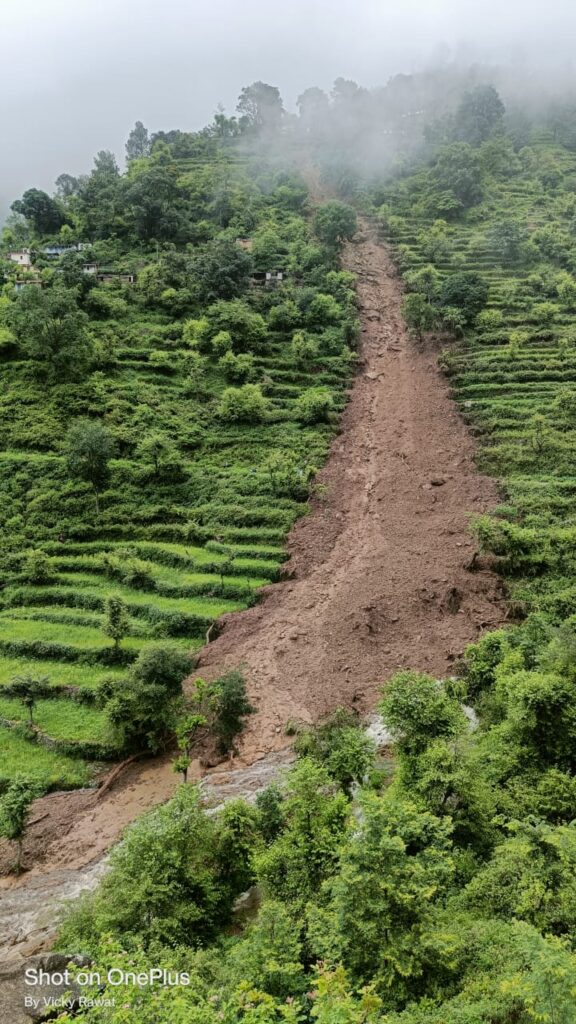 पौड़ी जनपद के दो गांव में देर रात बादल फटे