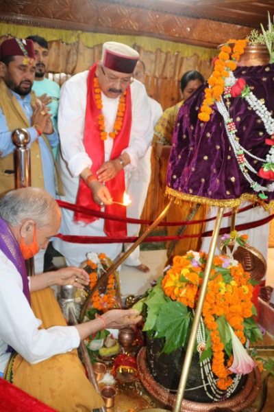 सतपाल महाराज ने काशी विश्वनाथ मंदिर में की पूजा अर्चना, भाजपा कार्यकर्ताओं से  “हर घर तिरंगा” अभियान को सफल बनाने की अपील