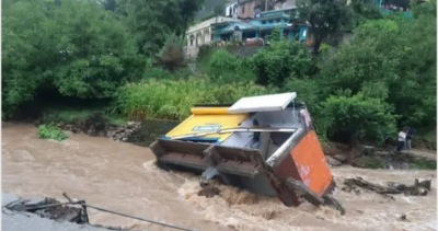 पहाड़ों में भारी बारिश का कहर, नदी का जलस्तर बढ़ने से कई दुकानें बह गए