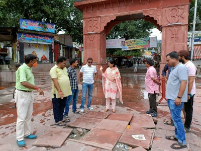 त्रिवेणी घाट के मुख्य द्वार के नीचे टाइल्स छतिग्रस्त होने पर मेयर ने सुरक्षा के दृष्टिगत लगवाई बेरिकेटिंग