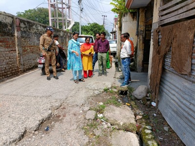 महापौर अनीता ममगाई ने किया स्थलीय निरीक्षण, तत्काल सड़क के जीर्णोद्धार के लिए की दो लाख रूपये की घोषणा