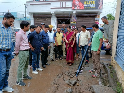 पाईप लाईन डालने की सुस्त चाल से महापौर अनीता ममगाई हुई नाराज, जल संस्थान के अधिकारियों को लगाई फटकार