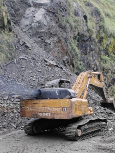 पहाड़ों से लगातार हो रहे भूस्खलन के चलते गंगोत्री राष्ट्रीय राजमार्ग 2 दिन के लिए बंद