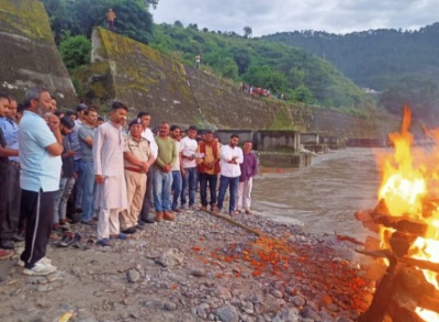 नम आंखों के सैलाब के बीच पंचतत्व में विलीन हुई उत्तराखंड की बेटी अंकिता