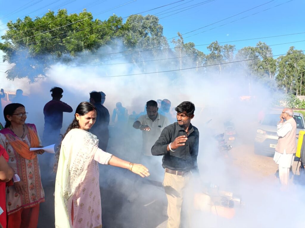 डेंगू से बचाव के लिए विभिन्न क्षेत्रों में महापौर की अगुवाई में चला स्वच्छता अभियान