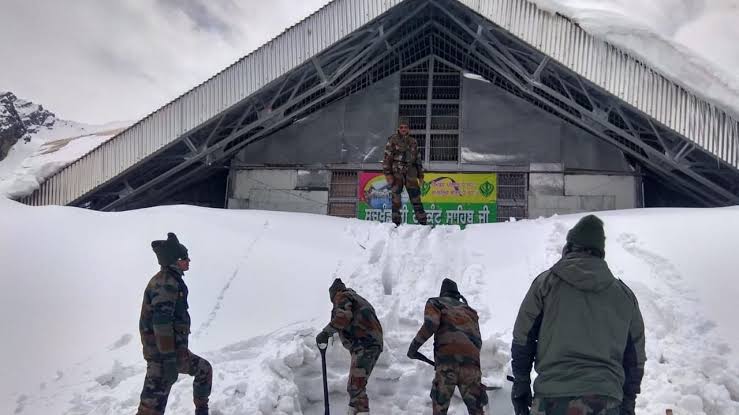 भारी बर्फबारी के बीच हेमकुंड साहिब के कपाट सोमवार 10 अक्टूबर को शीतकाल के लिए होंगे बन्द