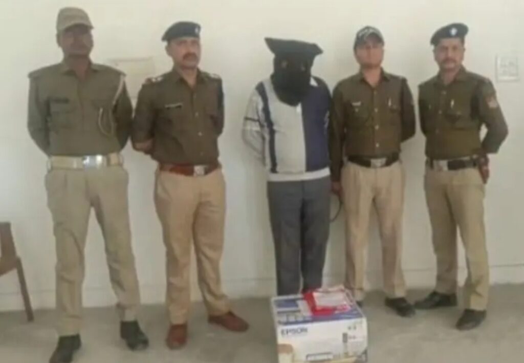 पुलिस ने नकली नोटों के साथ एक शातिर को किया गिरफ्तार, कलर प्रिंटेड समेत तमाम सामग्री बरामद की