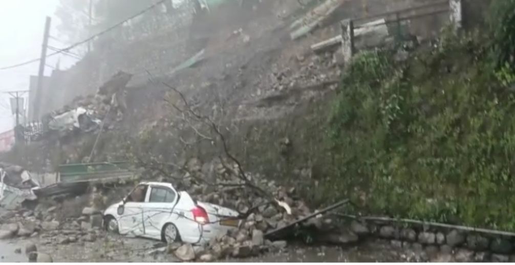 ब्रेकिंग: भारी बारिश के चलते पुश्ता गिरने से मलबे में दबे वाहन, भारी बारिश की चेतावनी