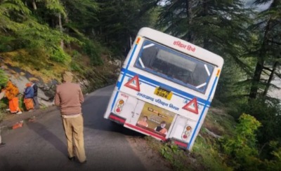 ब्रेकिंग: हवा में लटकी उत्तराखंड परिवहन की बस, 32 यात्रियों की अटकी सांसें