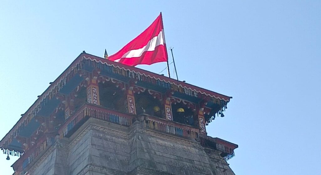 श्री नृसिंह मंदिर जोशीमठ के शीर्ष पर ध्वज चढ़ाया, मंदिर समिति, एसडीआरएफ एवं आईटीबीपी ने चलाया स्वच्छता अभियान