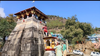 श्री विश्वनाथ मंदिर गुप्तकाशी शीर्ष छतरी जीर्णोद्धार कार्य शुरू, मंदिर कलश को विधिवत उतारा गया