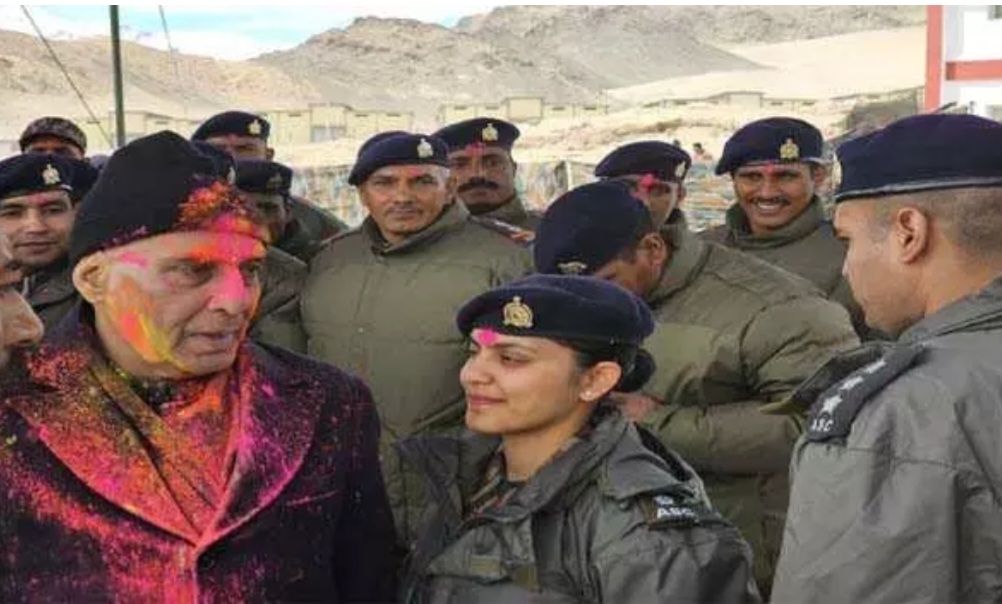 केंद्रीय रक्षा मंत्री राजनाथ ने लेह में सैनिकों के साथ मनायी होली