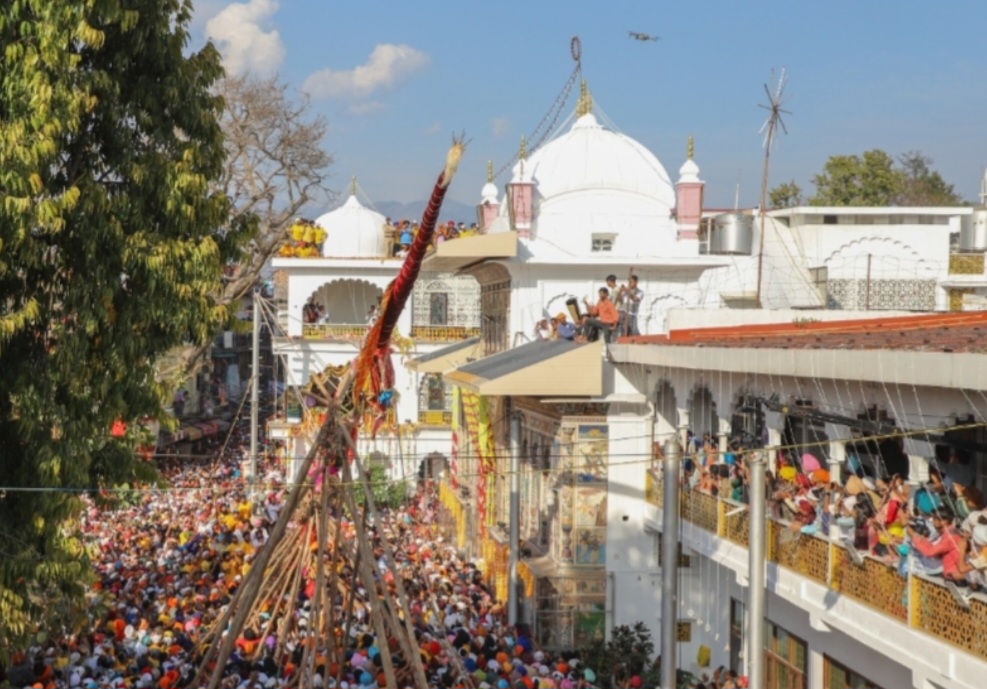 श्री झंडा आरोहण के साथ ही ऐतिहासिक झंडे मेले का हुआ शुभारंभ, देश विदेश से आई हजारो की संख्या मे संगत ने लिया भाग