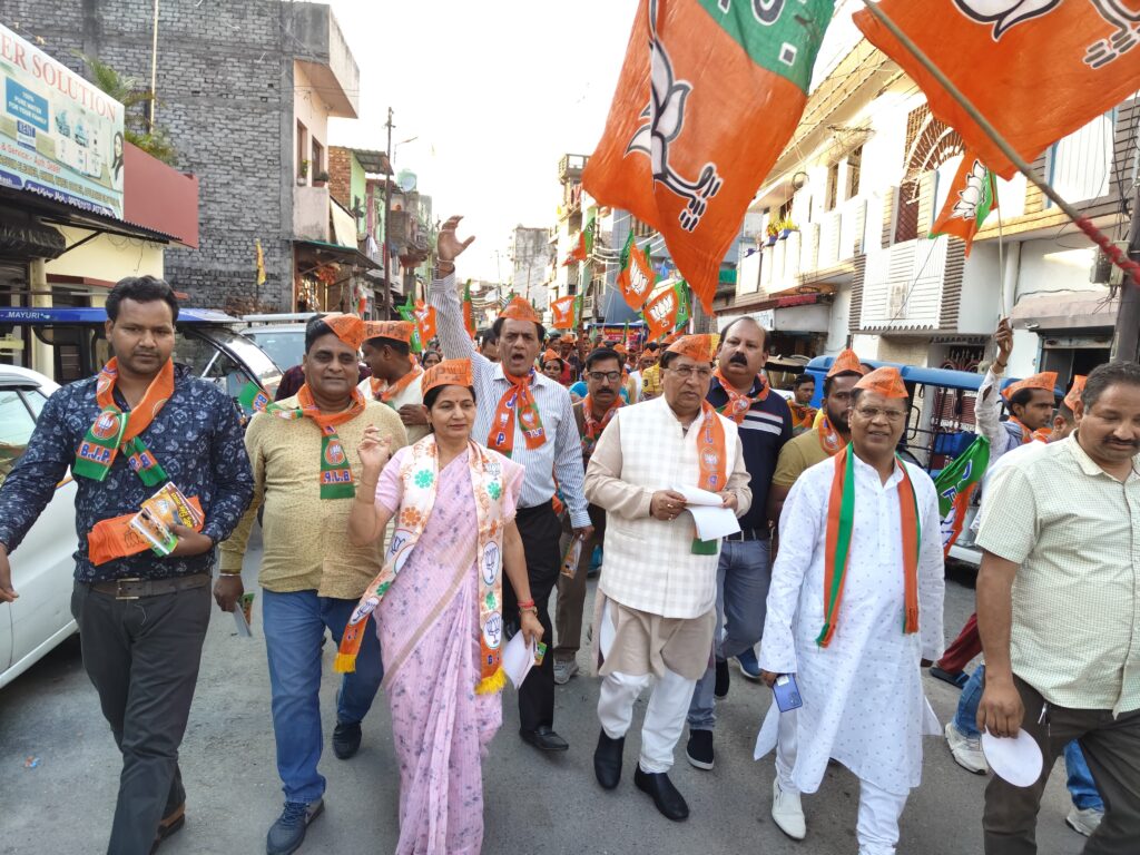 राज्यसभा सांसद की अगुवाई में अनिता ममगाईं ने कार्यकर्ताओं के साथ घर-घर जाकर किया जनसंपर्क 