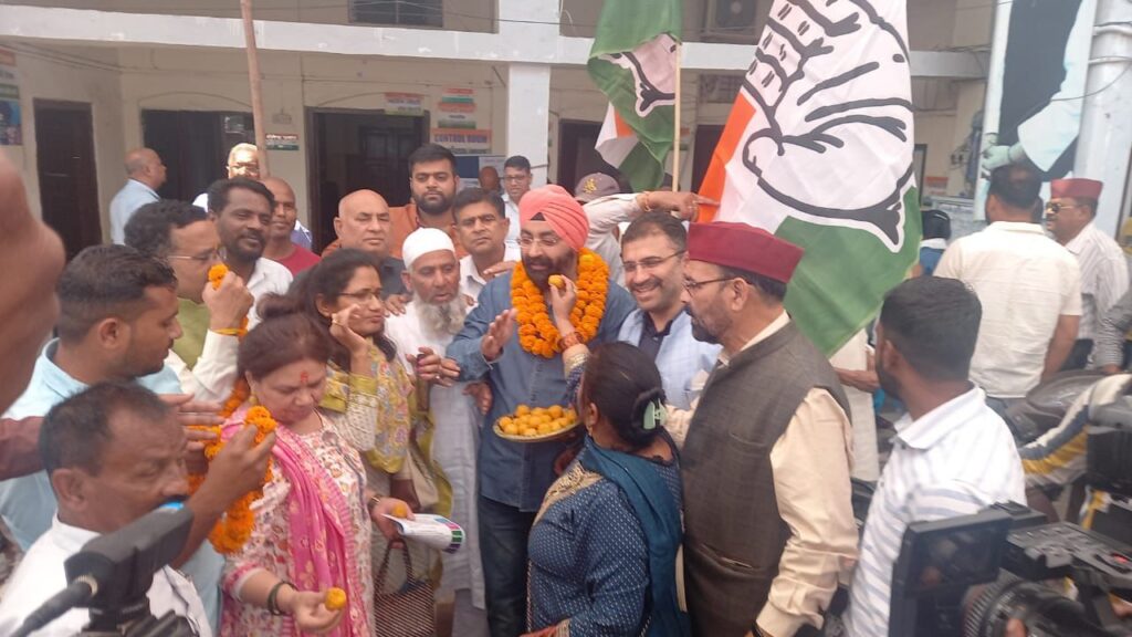 कांग्रेस अध्यक्ष करन माहरा के कार्यकाल के दो वर्ष पूर्ण होने पर कार्यकर्ताओं ने मिष्ठान वितरण किया