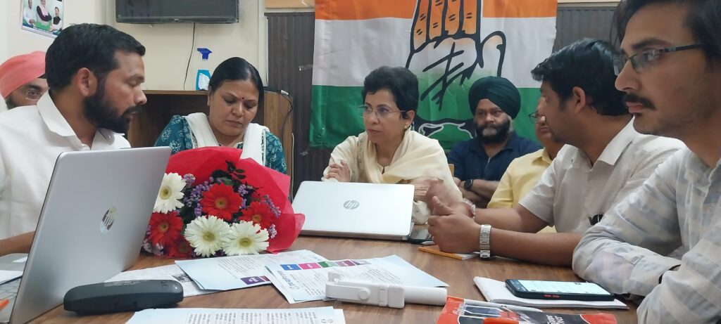 कांग्रेस प्रदेश प्रभारी कुमारी शैलजा ने सोशल मीडिया विभाग एवं वार रूम के पदाधिकारियों के साथ की बैठक