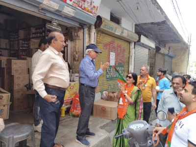 भाजपा कार्यकर्ताओं ने घर-घर जाकर नि. महापौर अनिता ममगाईं के नेतृत्व में मांगा जनसमर्थन