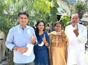नेता प्रतिपक्ष यशपाल आर्य ने परिवार के साथ किया मतदान