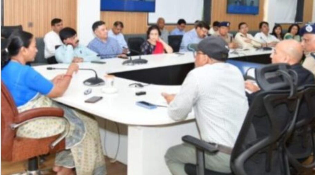 राष्ट्रपति के 23 व 24 अप्रैल उत्तराखण्ड आगमन को लेकर मुख्य सचिव ने अधिकारियों के साथ की बैठक