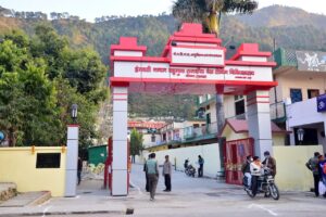 श्रीनगर मेडिकल कॉलेज से सम्बद्ध बेस चिकित्सालय में क्यूआर कोड स्कैन कर पर्चा बनाने की सुविधा शुरु