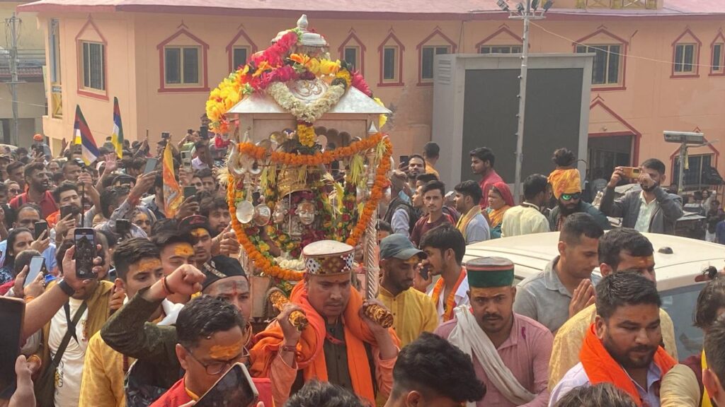 बाबा केदार की पंचमुखी डोली विश्वनाथ मंदिर गुप्तकाशी से दूसरे पड़ाव फाटा को हुई प्रस्थान 