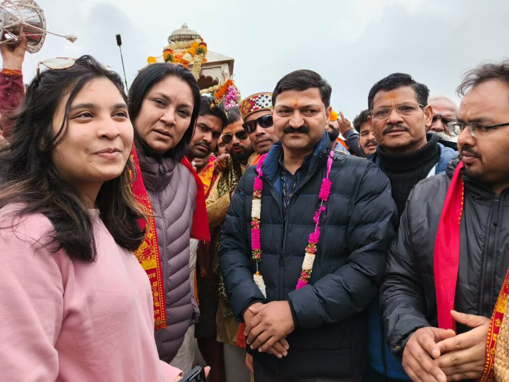 बाबा केदार की पंचमुखी डोली केदारनाथ धाम पहुंची,  कल शुक्रवार प्रात: खुलेंगे श्री केदारनाथ धाम के कपाट