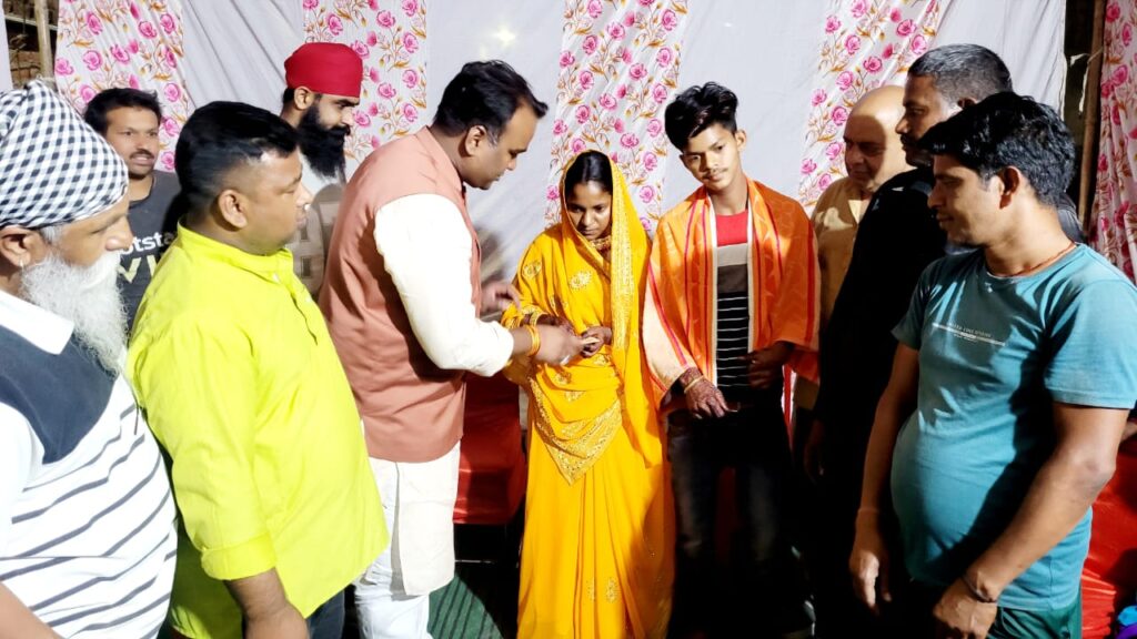 भाजपा महानगर अध्यक्ष सिद्धार्थ द्वारा एक निर्धन परिवार की बेटी का विवाह करवा कर दी शुभकामनाएं
