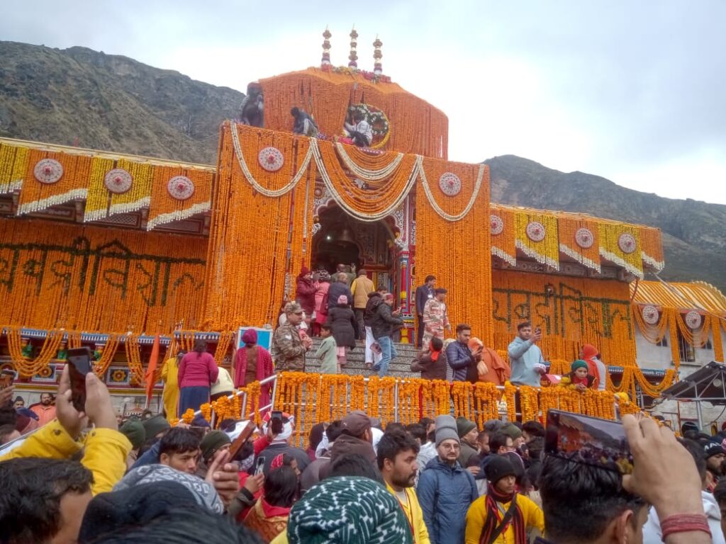 विधि-विधान से खुले विश्व प्रसिद्ध श्री बदरीनाथ धाम के कपाट