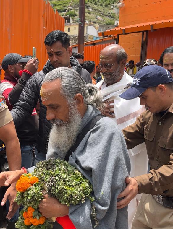 बदरीनाथ धाम दर्शन को पहुंचे फिल्म सुपर स्टार रजनीकांत