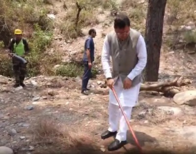 वनाग्नि को रोकने के लिए मुख्यमंत्री धामी का प्रयास: “पिरूल लाओ-पैसे पाओ”