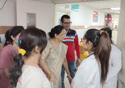 उत्तराखंड राज्य महिला आयोग की अध्यक्ष ने दून अस्पताल पहुंचकर पुरोला रेप पीड़ित छात्रा से की मुलाकात