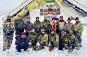 यात्रा मार्ग से बर्फ हटाकर हेमकुंड साहिब पहुंचे सेना के जवान और सेवादार