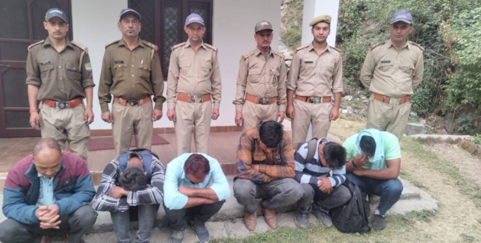 केदारनाथ वन प्रभाग की टीम ने वन क्षेत्रों में आग लगाने वाले 6 शरारती तत्वों को मौके पर पकड़ा