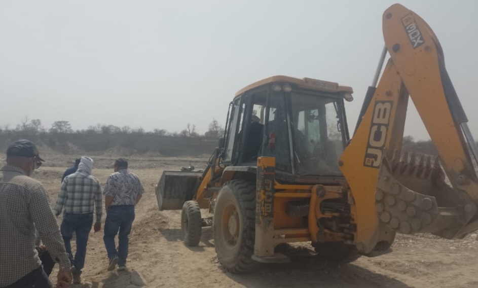 वन विभाग की बड़ी कार्यवाही, जेसीबी मशीन को अवैध खनन करते पकड़ा…