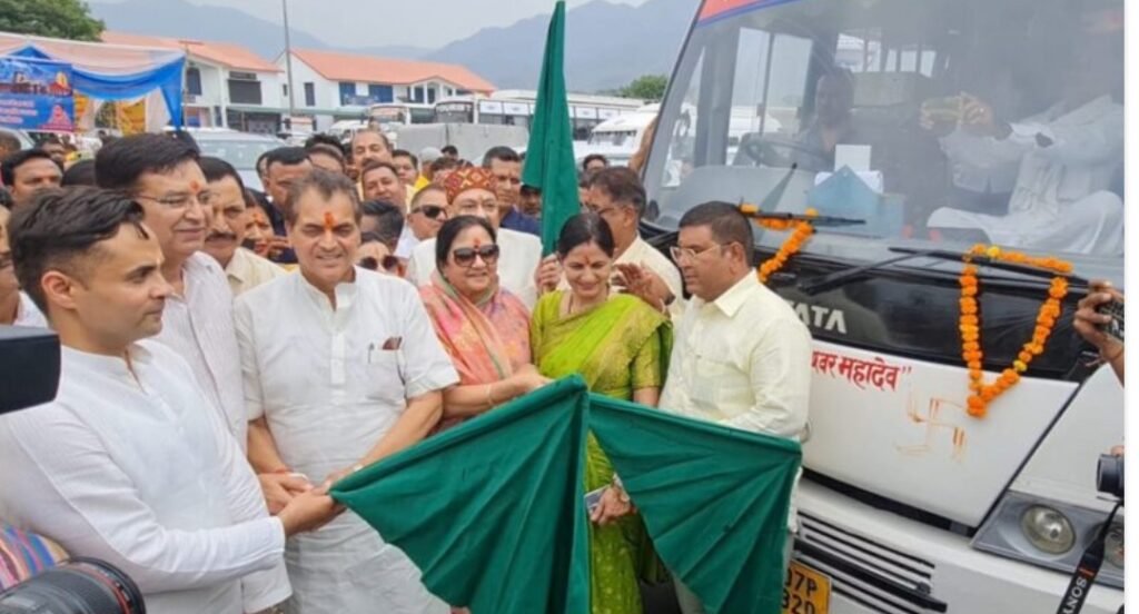 चारधाम यात्रा का हुआ औपचारिक शुभारंभ: वित्त मंत्री, हंस फाउंडेशन के संस्थापक माता मंगला व भोले जी महाराज ने दिखाई हरी झंडी
