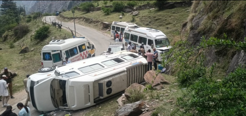 गंगोत्री राजमार्ग पर श्रद्धालुओं से भरा टेम्पो ट्रेवलर दुर्घटनाग्रस्त, SDRF ने किया रेस्क्यू, सभी यात्री सुरक्षित