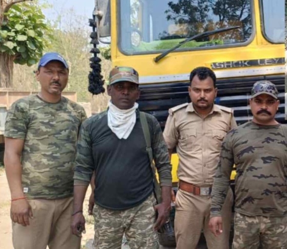 बिना रायल्टी उपखनिज ले जा रहे डंपर पर वन विभाग की कार्यवाही