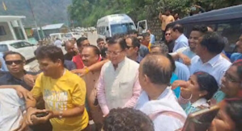 चारधाम यात्रा व्यवस्थाओं का जायजा लेने सीएम धामी पहुंचे बड़कोट, यात्रियों से भी की मुलाकात