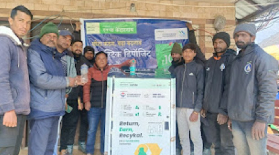 दो प्लास्टिक वेंडिंग मशीन केदारनाथ धाम यात्रा मार्ग पर की गई स्थापित