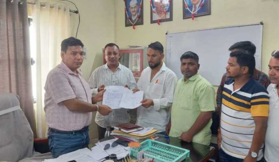 अधिशासी अभियंता का घेराव कर किया विरोध प्रदर्शन, दर्ज कर जताई आपत्ति