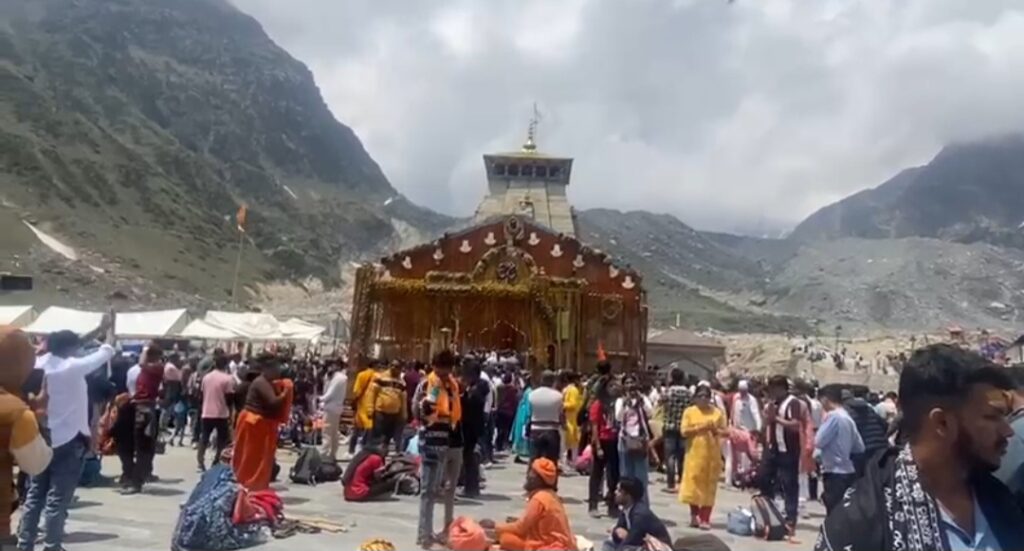 बदरीनाथ-केदारनाथ मंदिर समिति एवं प्रशासन के समन्वयन से केदारनाथ धाम गर्भ गृह में तीर्थयात्री कर रहे दर्शन