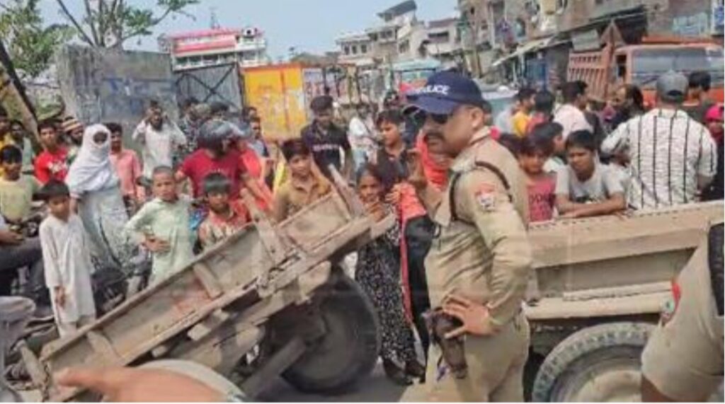 पानी की किल्लत झेल रहीं महिलाओं के सब्र का बांध टूटा, सड़क पर लगाया जाम