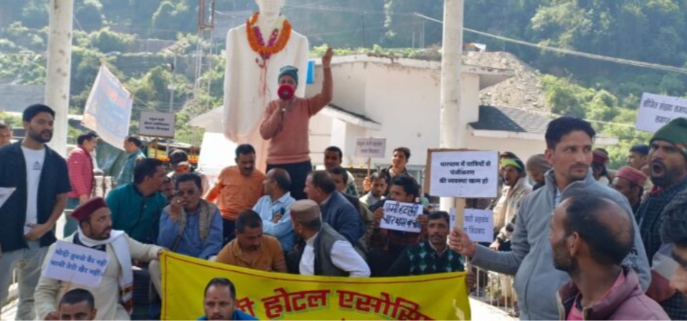 प्रशासन की पाबंदियों के विरुद्ध में यात्रा व्यवसाय से जुड़े लोगों ने किया धरना प्रदर्शन